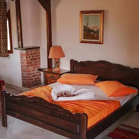 Keshtjella Syni Zi - Bujtine Hotel