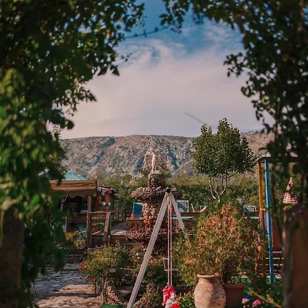Keshtjella Syni Zi - Bujtine Hotel