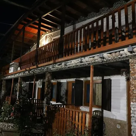 Keshtjella Syni Zi - Bujtine 3*