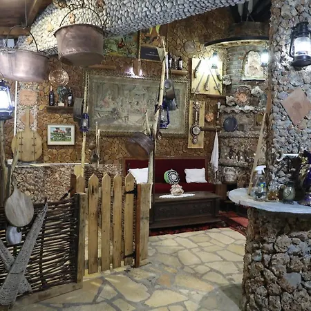 Keshtjella Syni Zi - Bujtine Hotel 3*