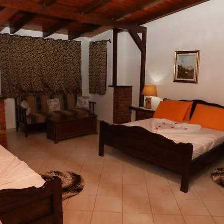 Keshtjella Syni Zi - Bujtine Hotel 3*