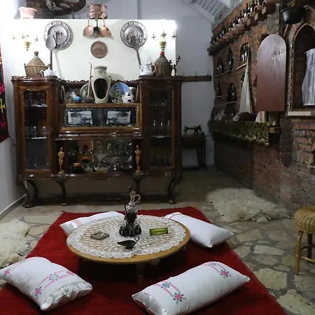 Keshtjella Syni Zi - Bujtine Hotel 3*