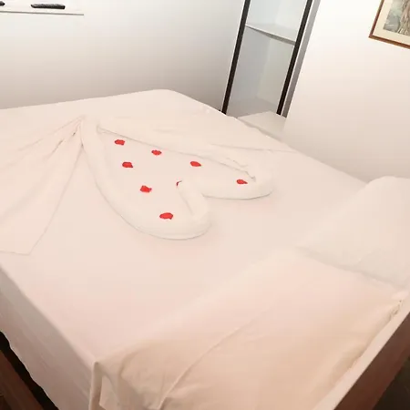 Keshtjella Syni Zi - Bujtine Hotel