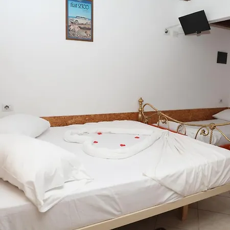 Keshtjella Syni Zi - Bujtine 3* Shëngjin