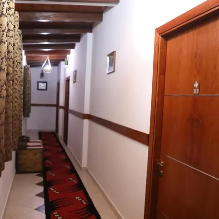 Keshtjella Syni Zi - Bujtine Hotel
