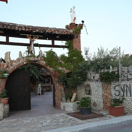 Keshtjella Syni Zi - Bujtine Shëngjin